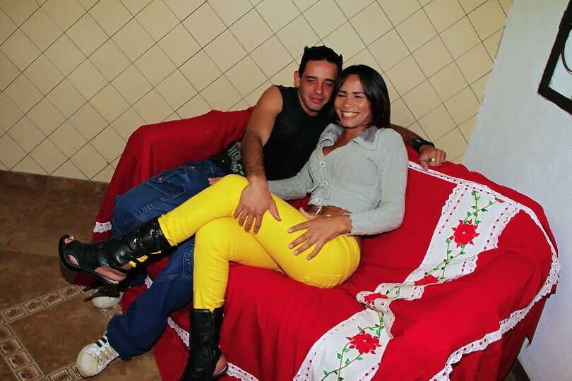 16P Transexual latina tetona Raissa Raielem con botas masturbándose una gran polla al aire libre