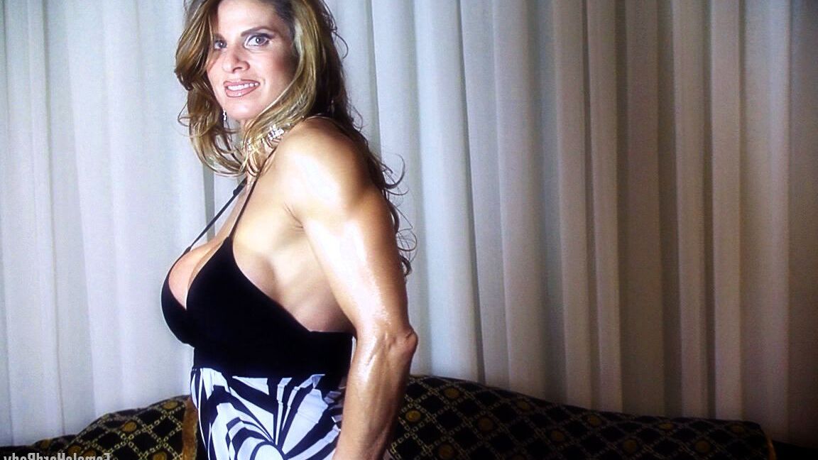 21P La caliente culturista Anna Cervantes muestra su sexy escote