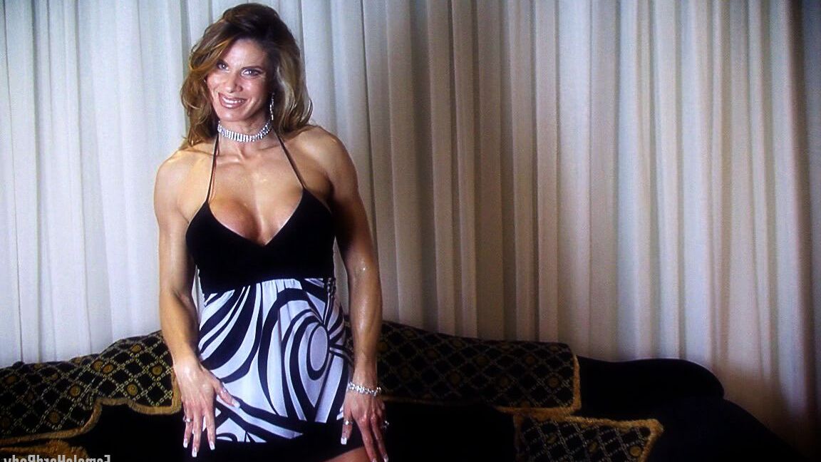 21P La caliente culturista Anna Cervantes muestra su sexy escote