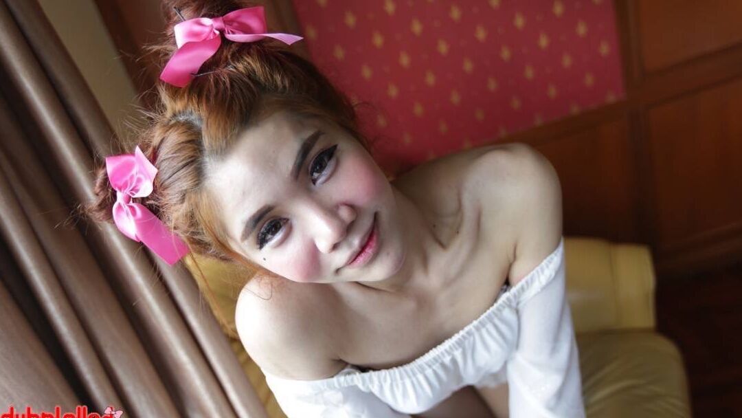 12P Ladyboy petite et très féminine se prodigue dans le luxe des voyageurs blancs