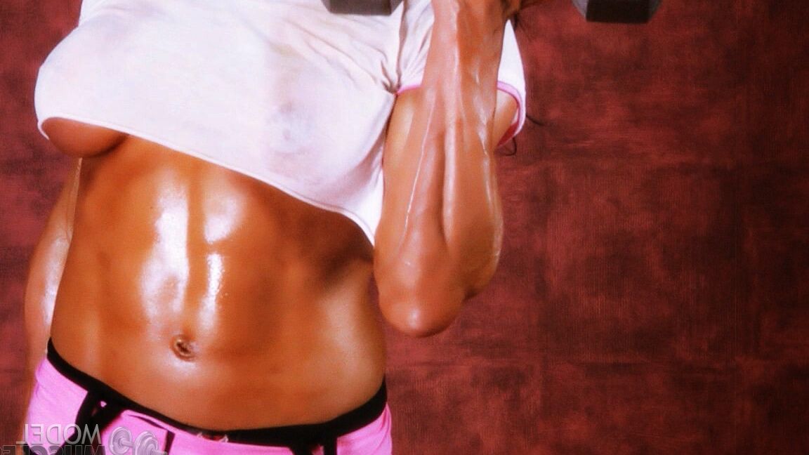 21P 油を塗った筋肉質の体を曲げる巨乳のアメリカ人ボディービルダー、マリーナ・ロペス