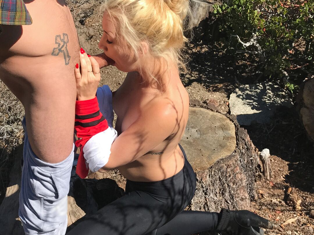 Die 16P blonde Amateurin Sierra Nicole bekommt bei einem BJ im Wald Sperma ins Gesicht