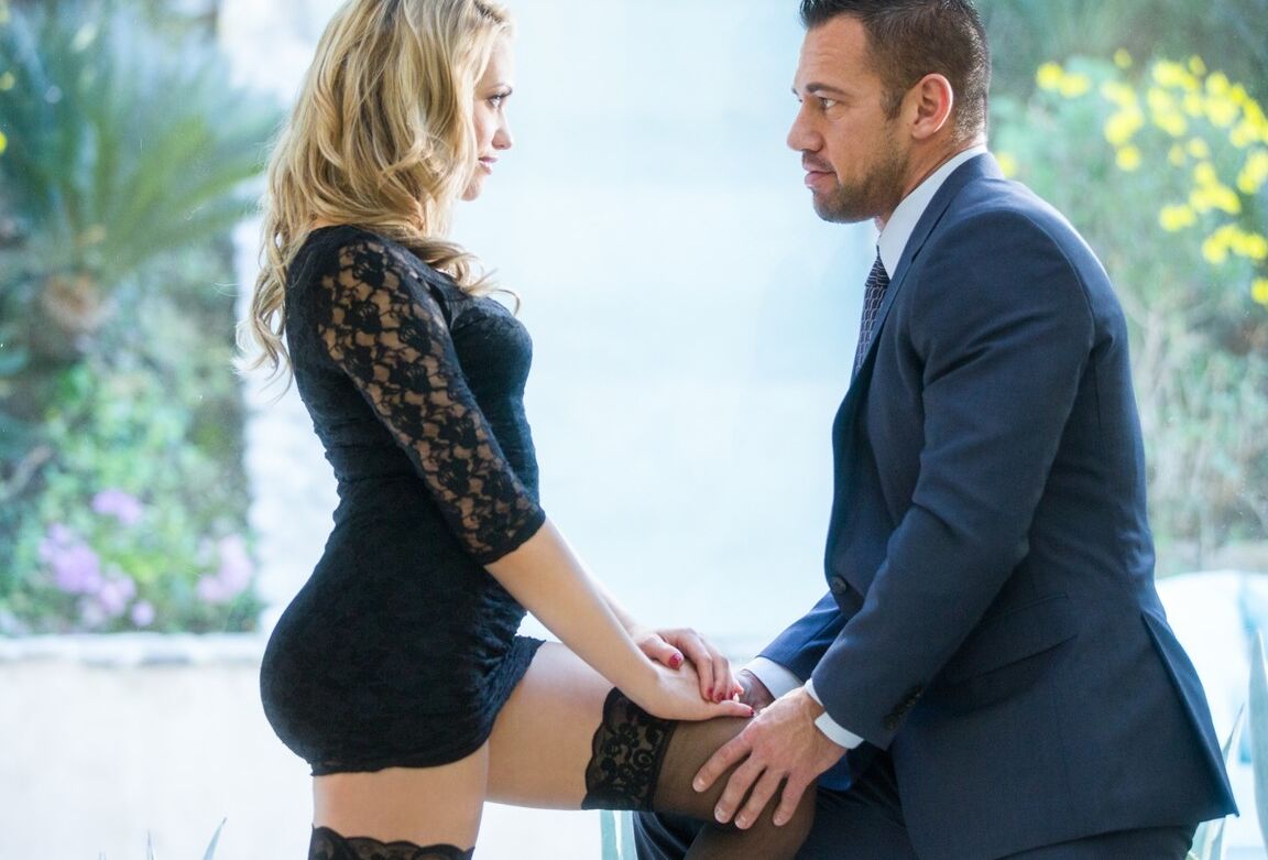 17P Die gut aussehende Blondine Mia Malkova zieht sich im Freien aus, um ihren wunderschönen Arsch zur Schau zu stellen