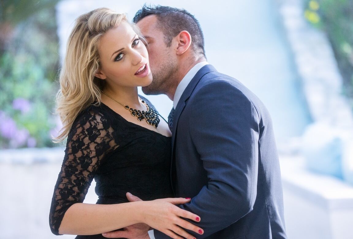 17P Die gut aussehende Blondine Mia Malkova zieht sich im Freien aus, um ihren wunderschönen Arsch zur Schau zu stellen