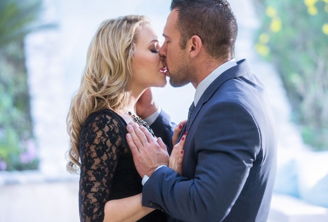 17P Die gut aussehende Blondine Mia Malkova zieht sich im Freien aus, um ihren wunderschönen Arsch zur Schau zu stellen