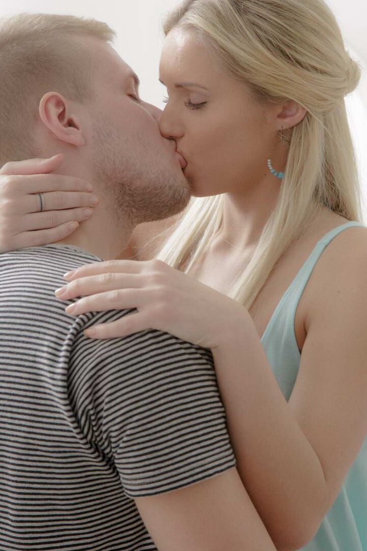 16P La blonde naturelle Jenya montre ses seins de jeune tout en séduisant son ami.