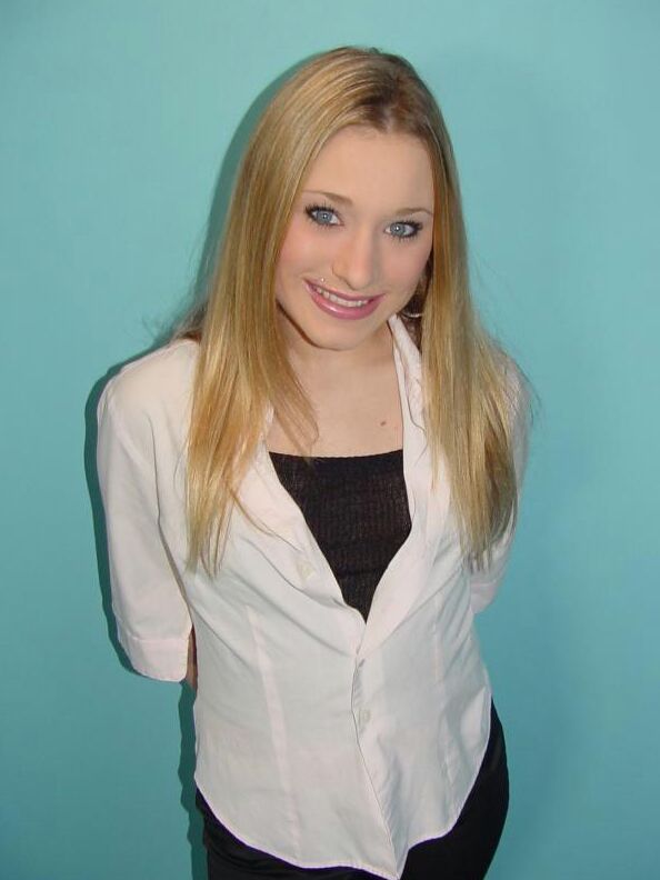 15P La blonde Kayla suce le sperme d'une bite via un trou de gloire dans le mur de la salle de bain