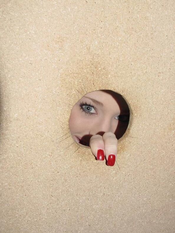 15P La blonde Kayla suce le sperme d'une bite via un trou de gloire dans le mur de la salle de bain