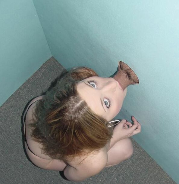 15P La blonde Kayla suce le sperme d'une bite via un trou de gloire dans le mur de la salle de bain