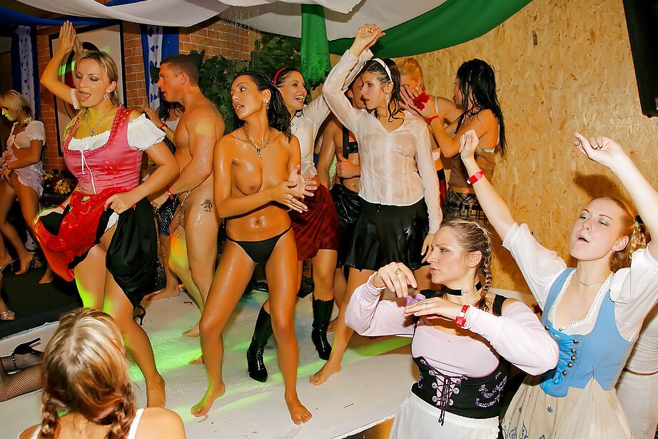 16P Lustvolle Babes haben lesbischen Spaß und lutschen große Schwänze auf der wilden Sexparty