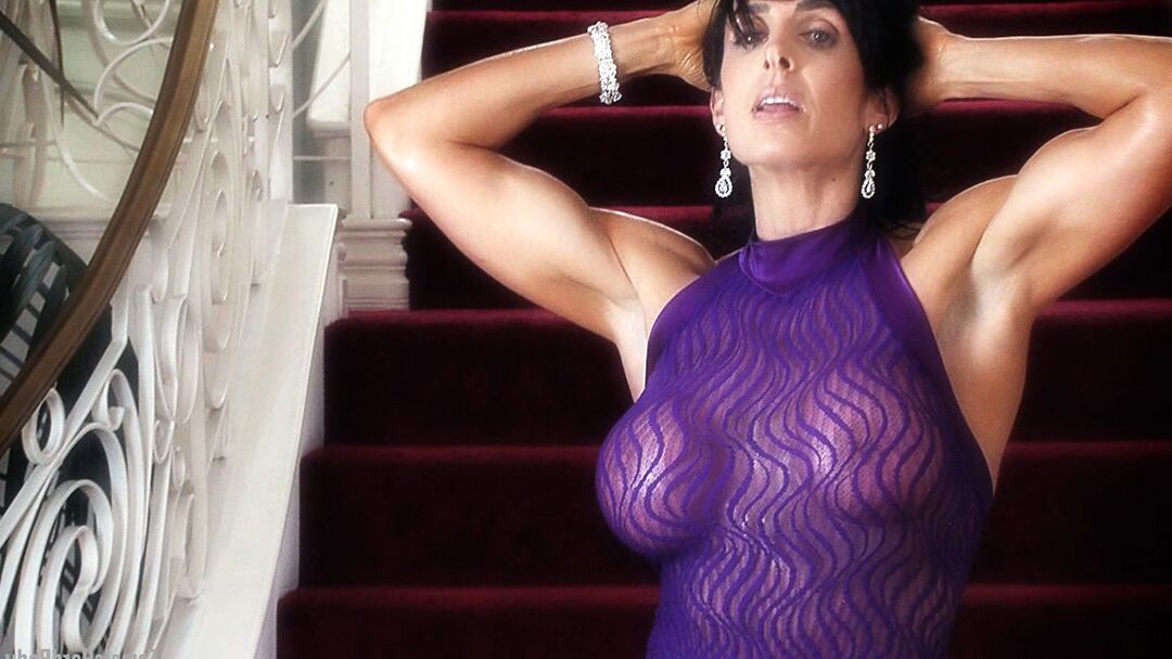14P A fisiculturista feminina Elise Penn modela sem nudez em um vestido transparente sem mangas