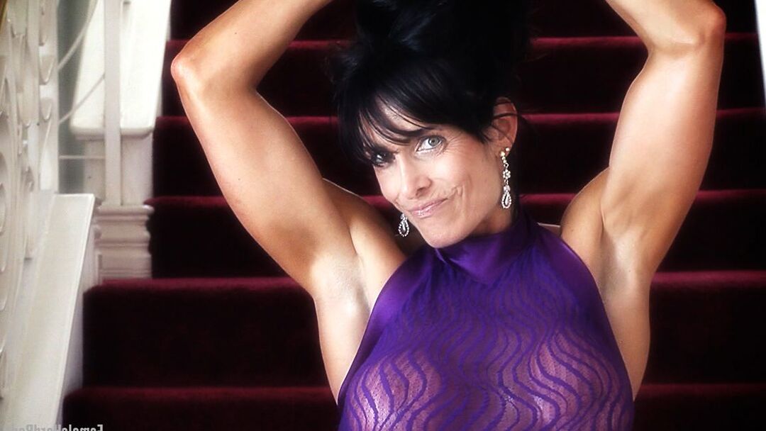 14P A fisiculturista feminina Elise Penn modela sem nudez em um vestido transparente sem mangas
