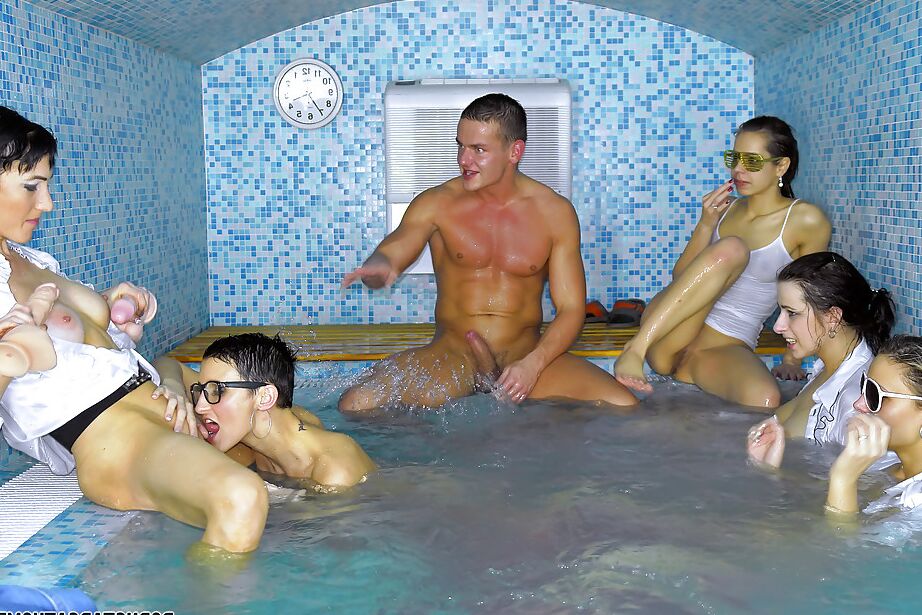 16P Verführerische Pornostars stehen auf Hardcore-Gruppensex mit einem Glückspilz