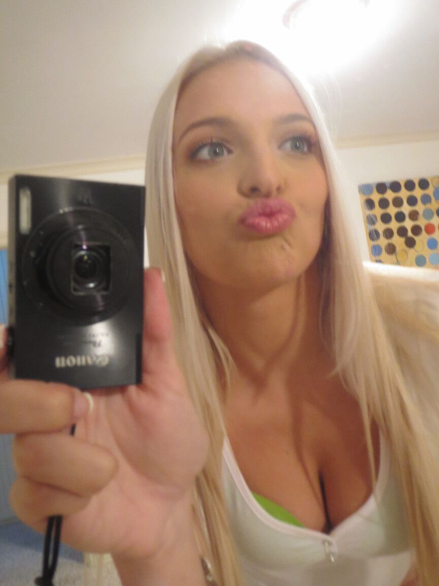 17P Sacanagem loira platinada Macy Cartel tira selfies