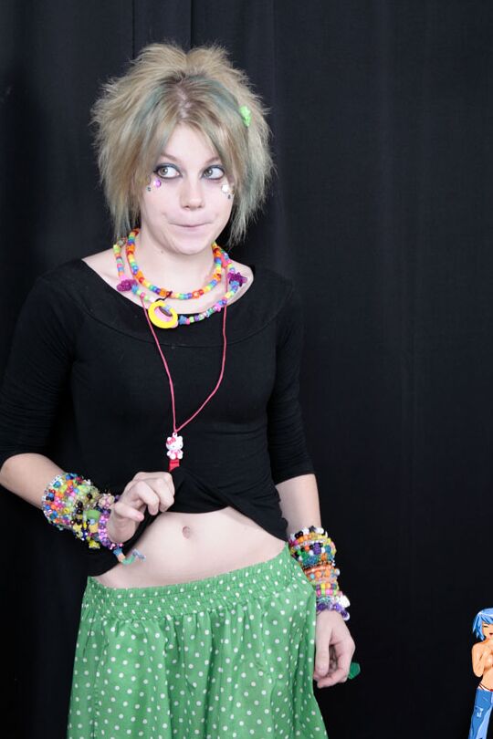 15P Teen raver Seattle libère ses petits seins en action solo