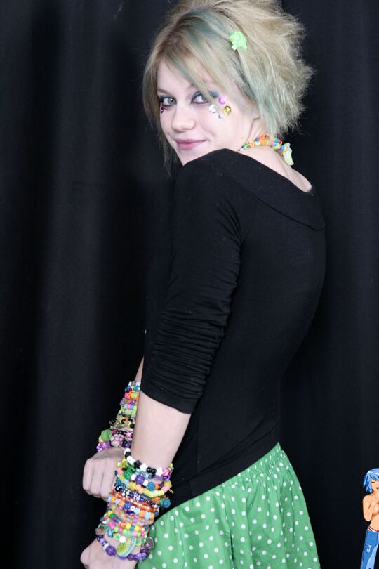 15P Teen raver Seattle libère ses petits seins en action solo