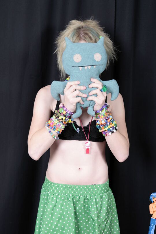 15P Teen raver Seattle libère ses petits seins en action solo