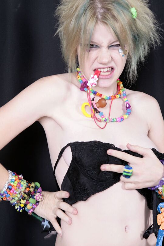 15P Teen raver Seattle libère ses petits seins en action solo