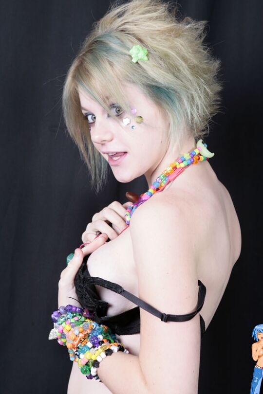 15P Teen raver Seattle libère ses petits seins en action solo