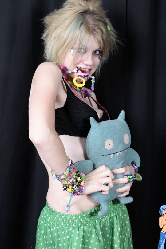 15P Teen raver Seattle libère ses petits seins en action solo