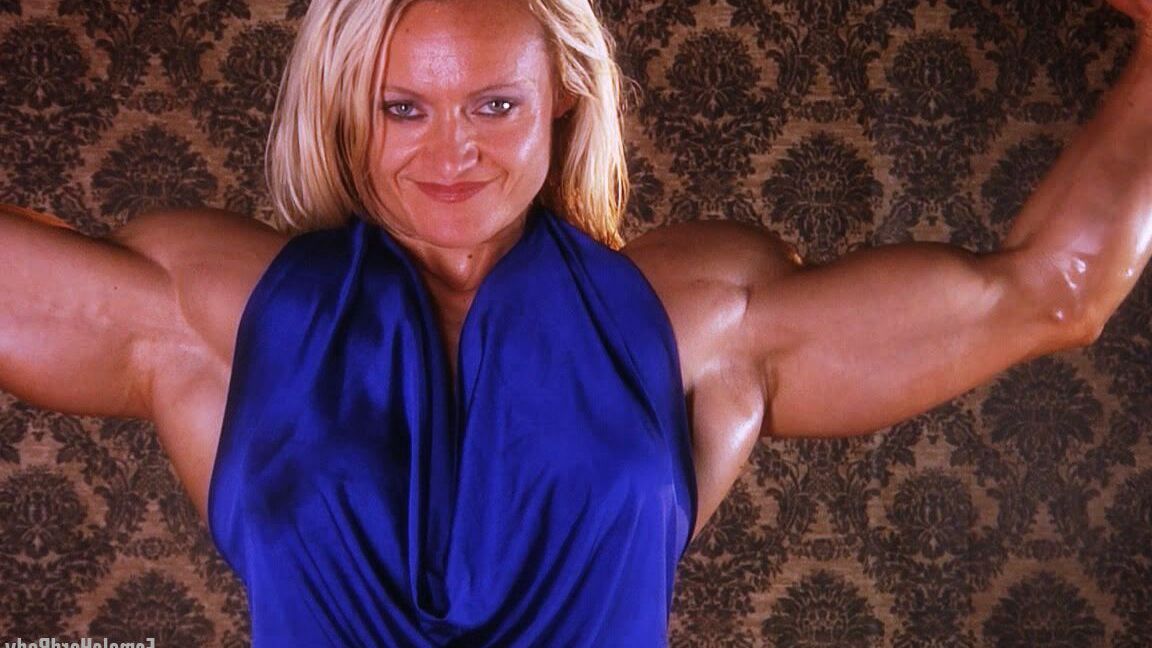 21P La sexy culturista eslovena Brigita Brezovac muestra sus músculos calientes