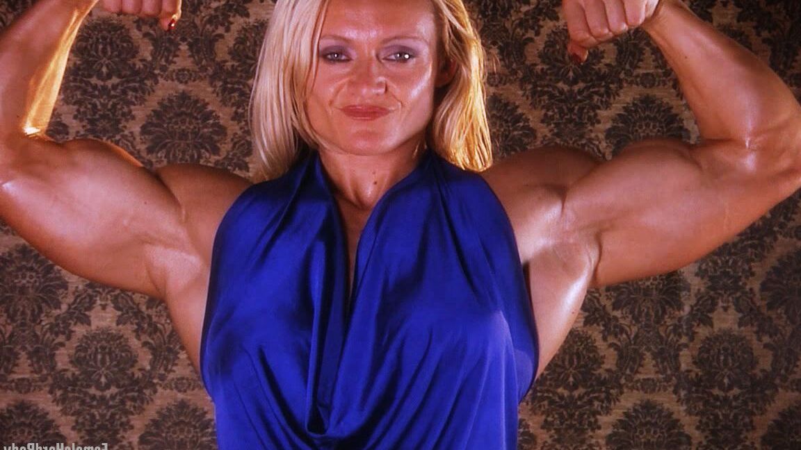 21P La sexy culturista eslovena Brigita Brezovac muestra sus músculos calientes