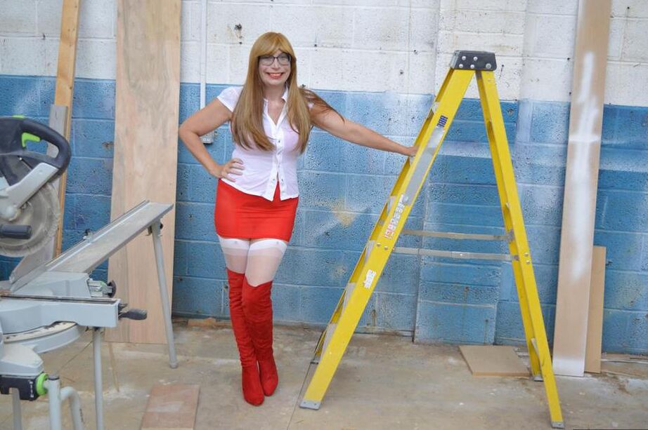 20P La mujer de mediana edad Barby Slut se desnuda en un lugar de trabajo con botas OTK