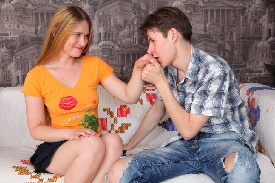 16P Девушка-подросток с твердыми сиськами получает сперму в открытый рот после того, как лопнула вишня