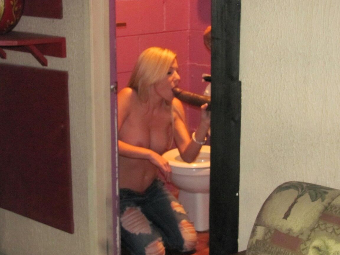 10P Der geile Teenager Ashley Winters wird gefesselt und mit einem riesigen schwarzen Schwanz verstopft