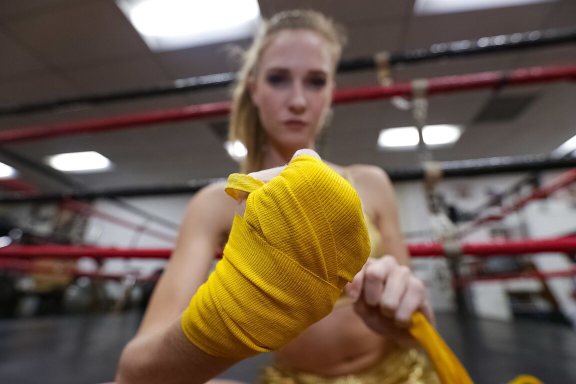 17P La delgada y pequeña luchadora Ashley Lane abre su huesudo coño en el ring