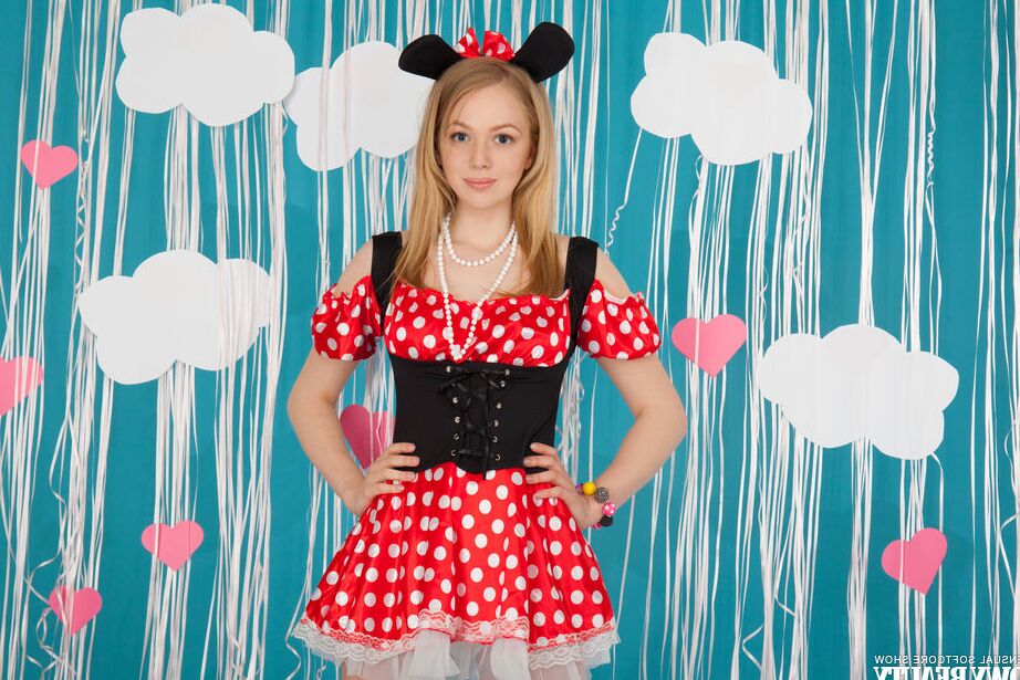 20P A linda adolescente Lea mostra sua fenda apertada depois de remover as roupas de cosplay