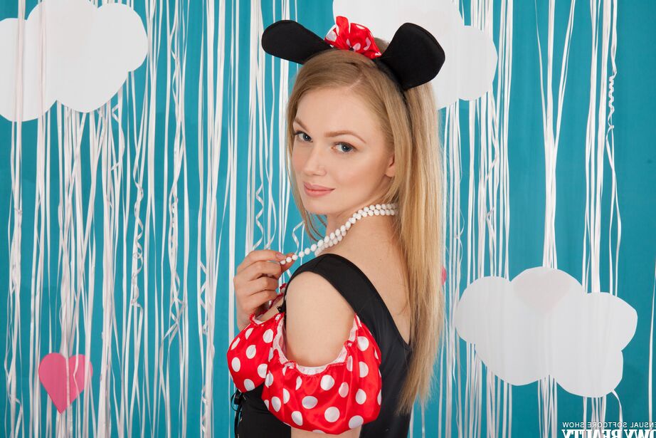 20P A linda adolescente Lea mostra sua fenda apertada depois de remover as roupas de cosplay