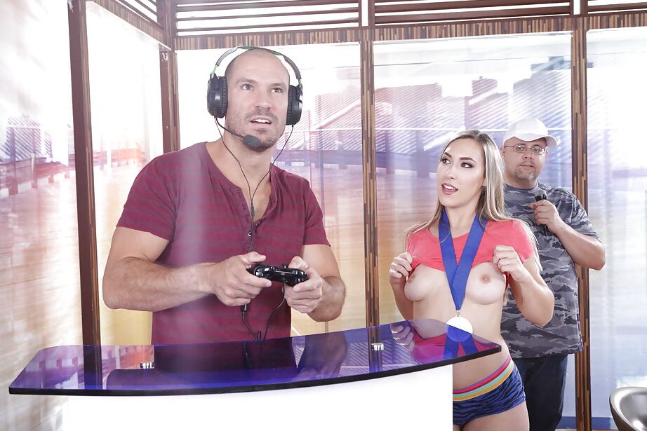 16P La rubia gamer Kimber Lee chupando una gran polla en calcetines largos