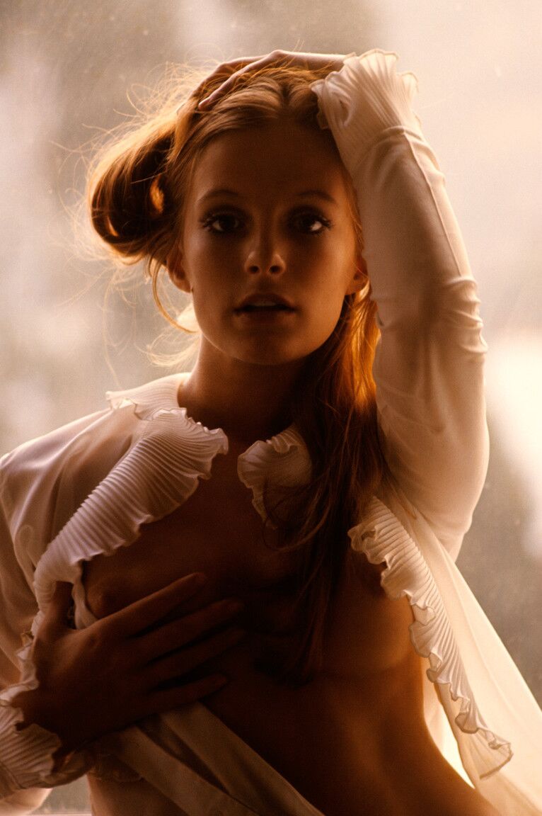 12P Retro Playboy Centerfold Claudia Jennings zeigt verführerisch ihre natürlichen Titten