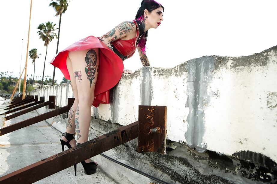 12P MILF pulpeuse dans une robe rouge sexy Joanna Angel montre son corps tatoué et courbé.