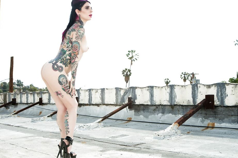 12P MILF pulpeuse dans une robe rouge sexy Joanna Angel montre son corps tatoué et courbé.
