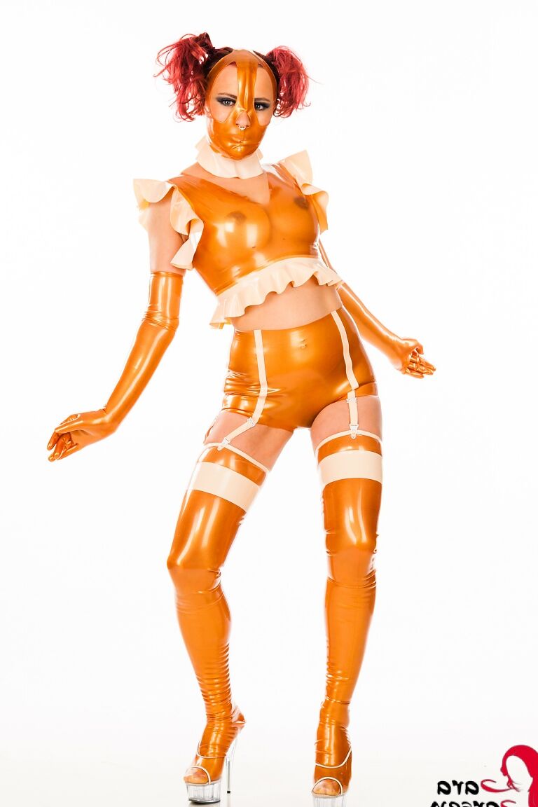 Die 12P rothaarige Amateurin Lara Larsen trägt Zöpfe und modelliert gut in Latex