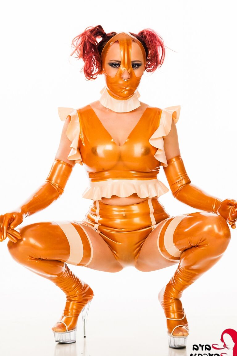 Die 12P rothaarige Amateurin Lara Larsen trägt Zöpfe und modelliert gut in Latex