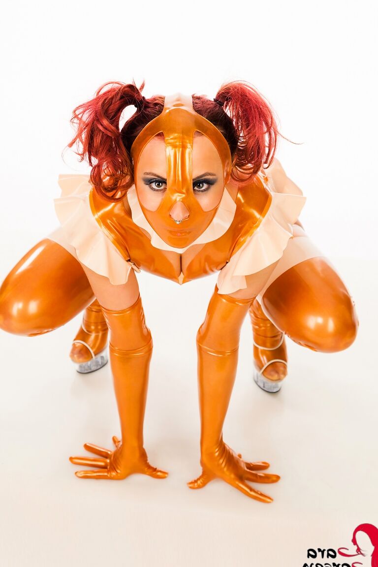 Die 12P rothaarige Amateurin Lara Larsen trägt Zöpfe und modelliert gut in Latex