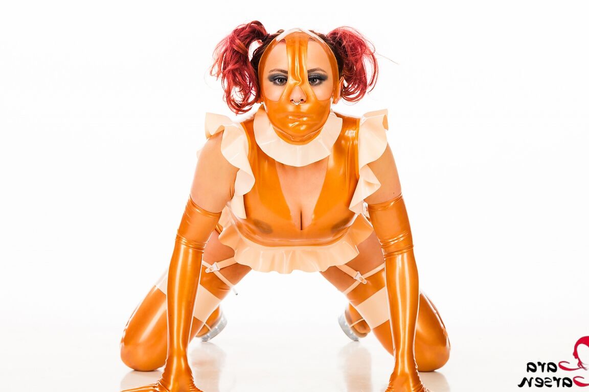 Die 12P rothaarige Amateurin Lara Larsen trägt Zöpfe und modelliert gut in Latex