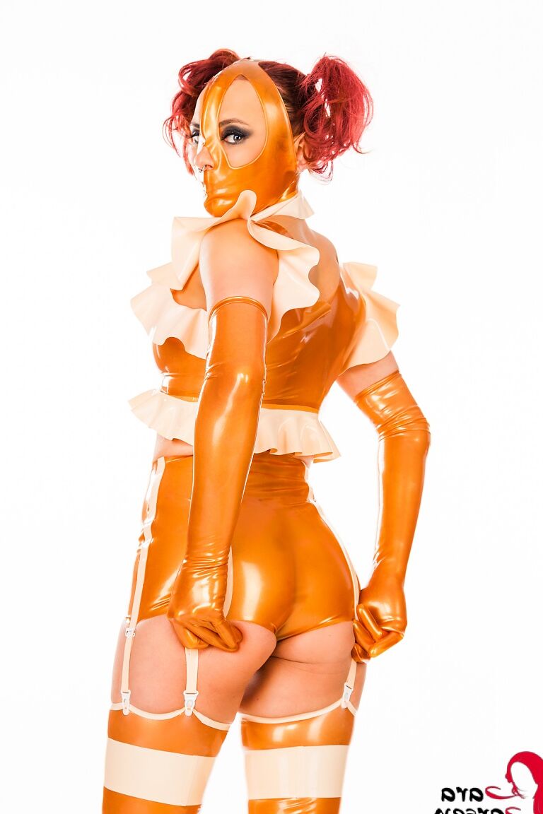 Die 12P rothaarige Amateurin Lara Larsen trägt Zöpfe und modelliert gut in Latex