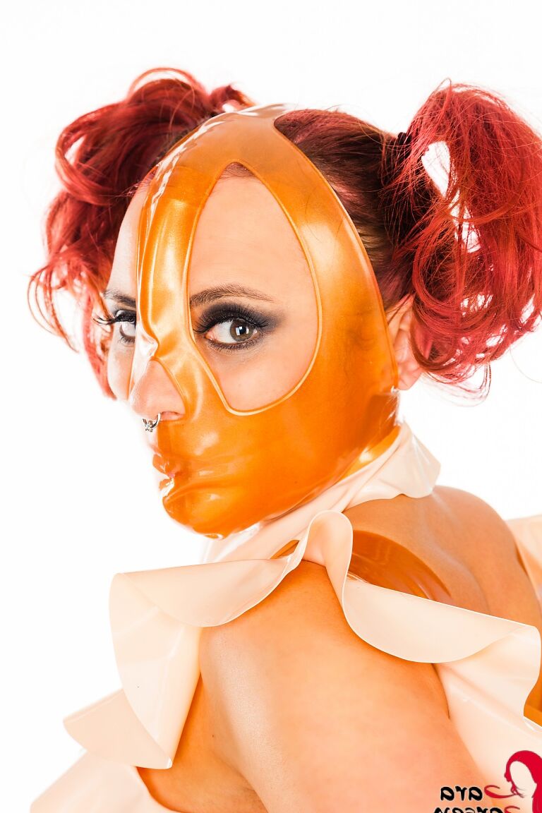 Die 12P rothaarige Amateurin Lara Larsen trägt Zöpfe und modelliert gut in Latex