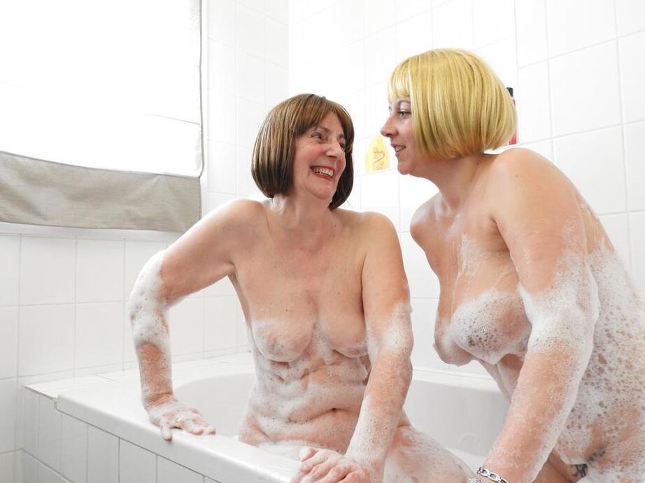 20P Mulheres maduras Kat e Lara acariciam peitos grandes durante um banho de espuma