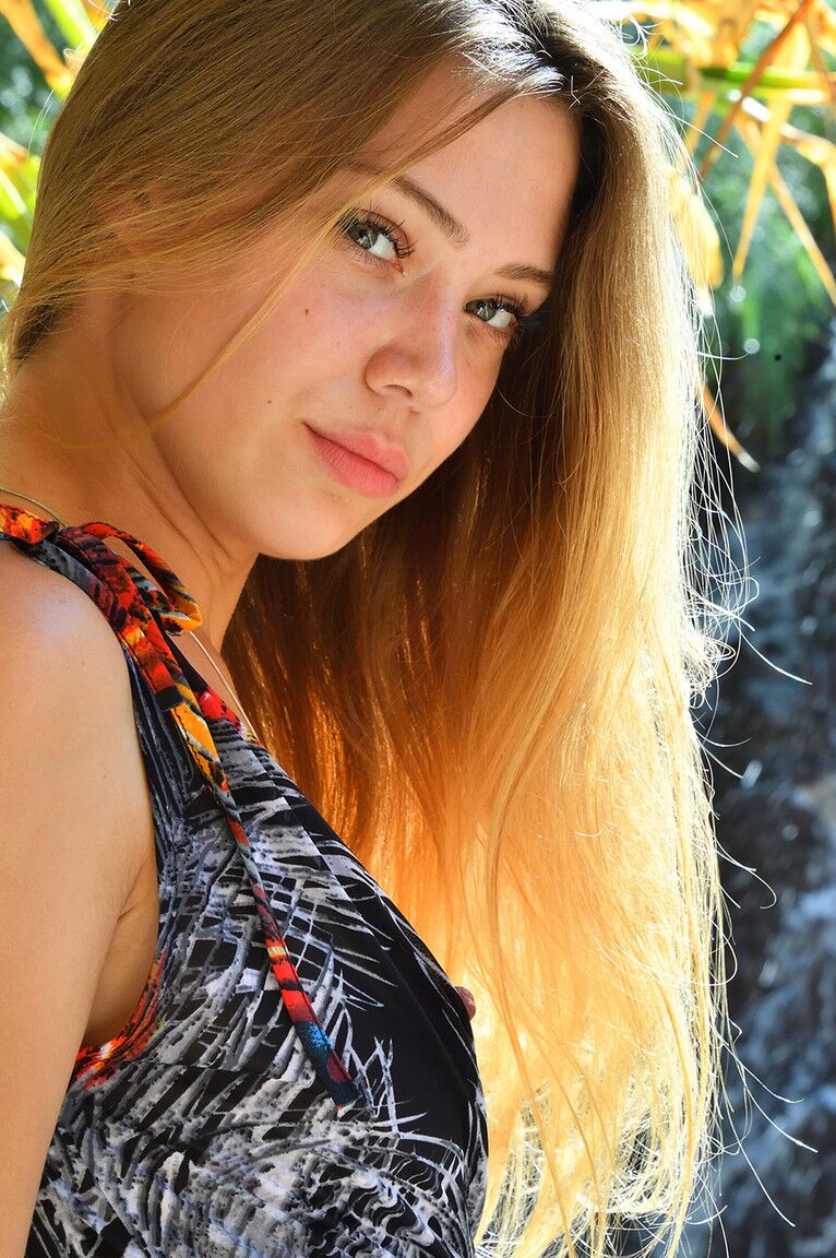 21P Glamourosa gata Avery modelos em um vestido sexy