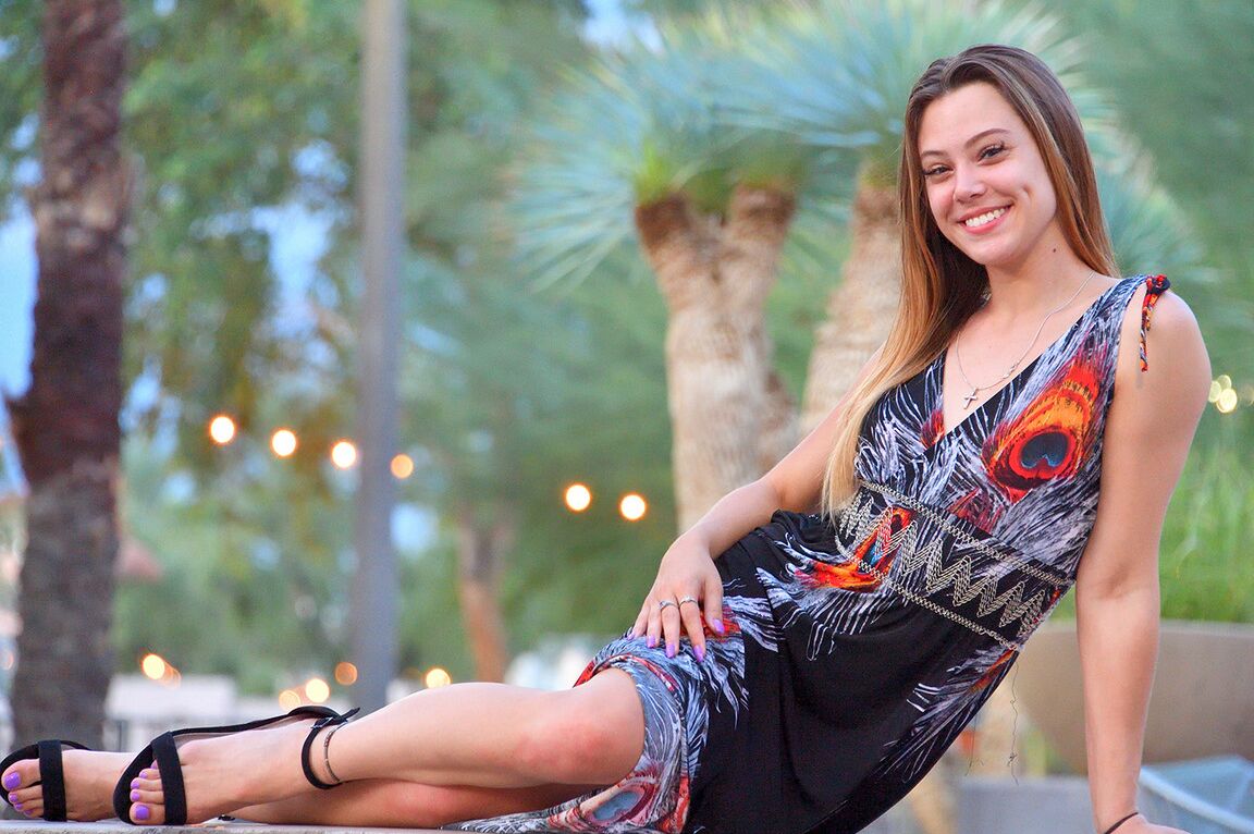 21P Glamourosa gata Avery modelos em um vestido sexy