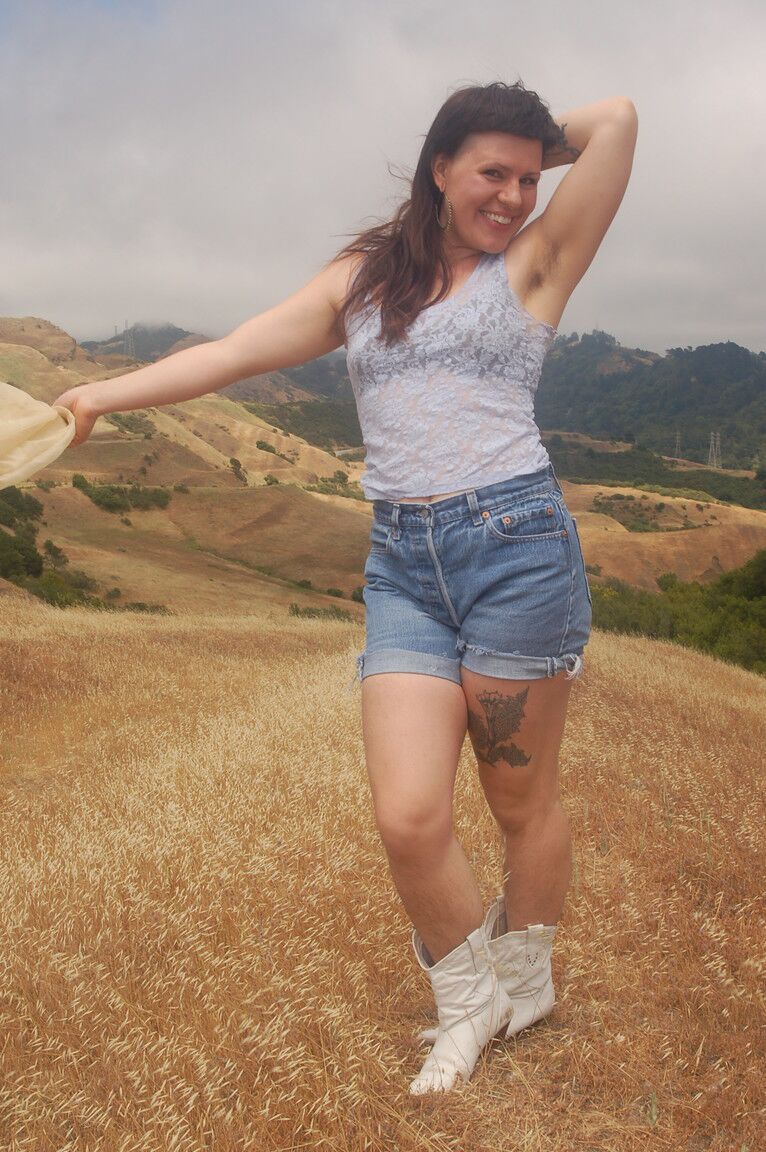 21P Petite amadora Olivia Rose mostra seus naturais e sua buceta peluda em um campo