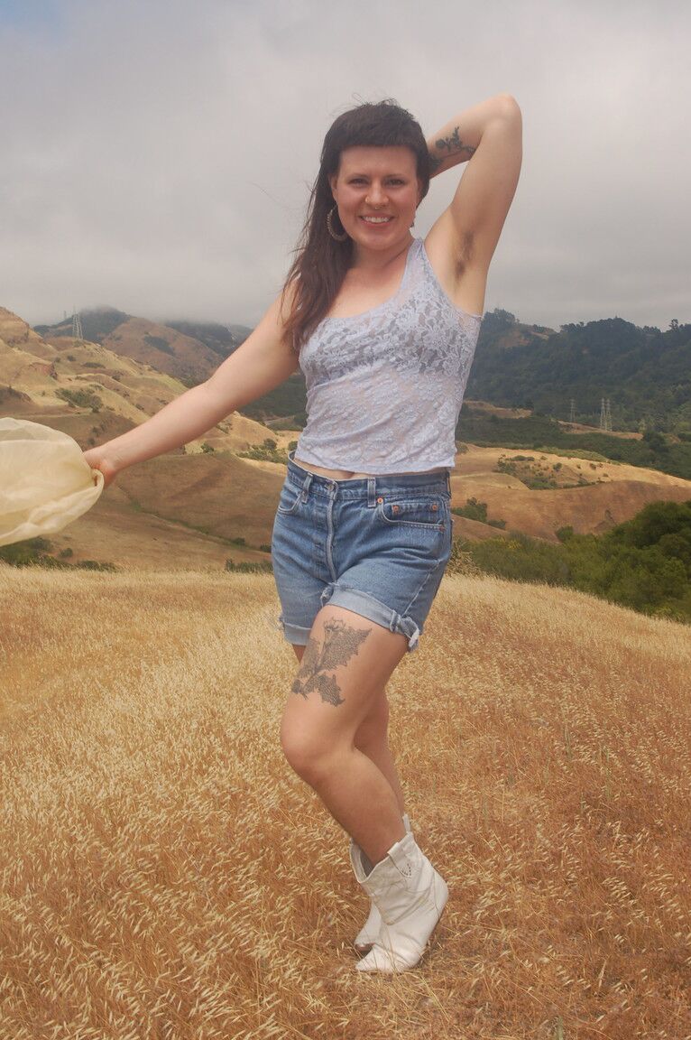 21P Petite amadora Olivia Rose mostra seus naturais e sua buceta peluda em um campo