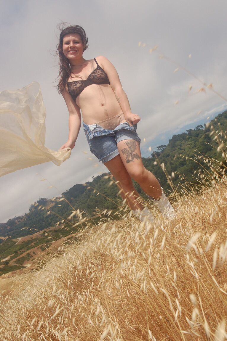 21P Petite amadora Olivia Rose mostra seus naturais e sua buceta peluda em um campo