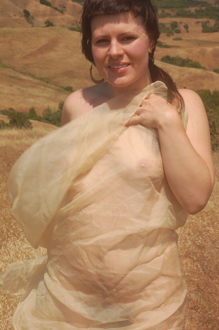 21P Petite amadora Olivia Rose mostra seus naturais e sua buceta peluda em um campo