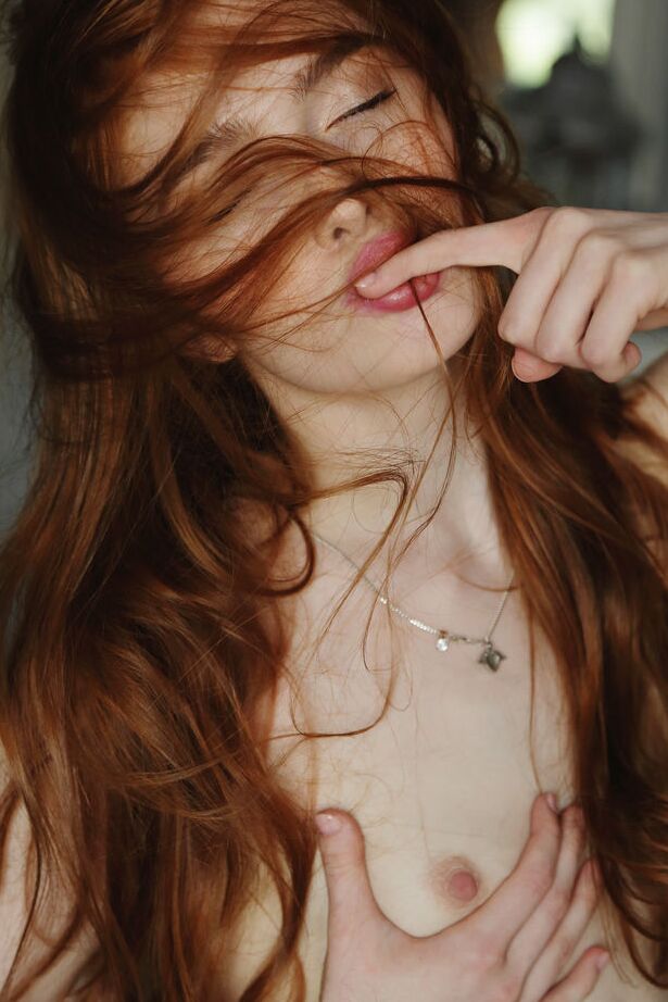 12P A ruiva natural Jia Lissa dedo fode sua buceta adolescente com tesão na cama